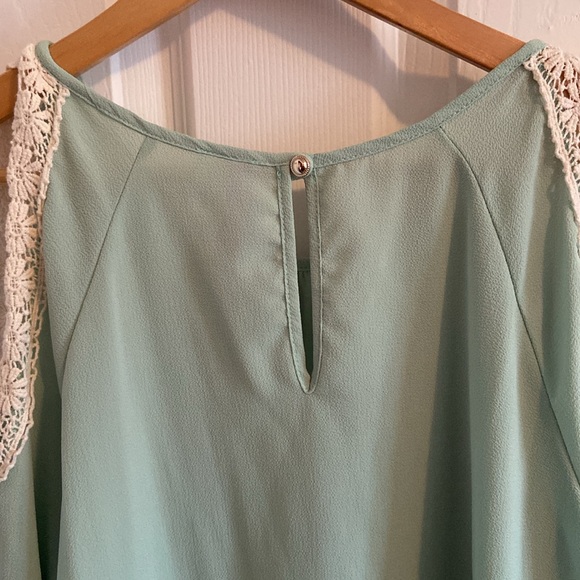 Beautiful mint green cold shoulder blouse. size medium - Picture 4 of 4
